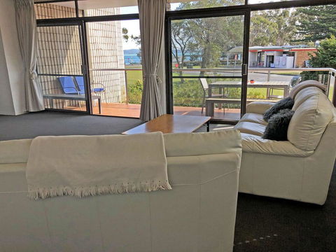 2 'Villa Ellisa', 8-10 Columbia Cl - Beautiful Water Views & Directly Across To Little Beach - NT Tourism 2