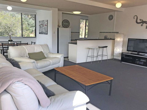 2 'Villa Ellisa', 8-10 Columbia Cl - Beautiful Water Views & Directly Across To Little Beach - NT Tourism 1