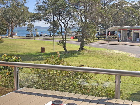2 'Villa Ellisa', 8-10 Columbia Cl - Beautiful Water Views & Directly Across To Little Beach - NT Tourism 3