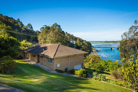 2 Water Crescent - Retro Haven - NT Tourism 0