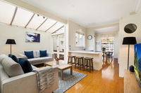 2-Bed House With Patio Near Bars and Restaurants