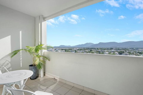 Cairns Central Getaway - A Sleek City Studio - Accommodation NT 1