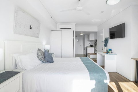 Cairns Central Getaway - A Sleek City Studio - Accommodation NT 3