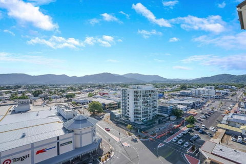Cairns Central Getaway - A Sleek City Studio - Accommodation NT 4