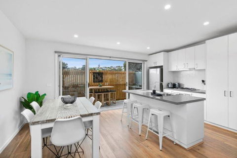 CASA EMEC- PETS WELCOME Luxury, Aircon, Walk To The Shops And Beach! Outdoor Shower And Garage Parking - Accommodation NT 0