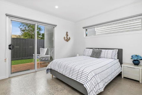CASA EMEC- PETS WELCOME Luxury, Aircon, Walk To The Shops And Beach! Outdoor Shower And Garage Parking - Accommodation NT 3