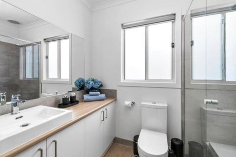 CASA EMEC- PETS WELCOME Luxury, Aircon, Walk To The Shops And Beach! Outdoor Shower And Garage Parking - Accommodation NT 2