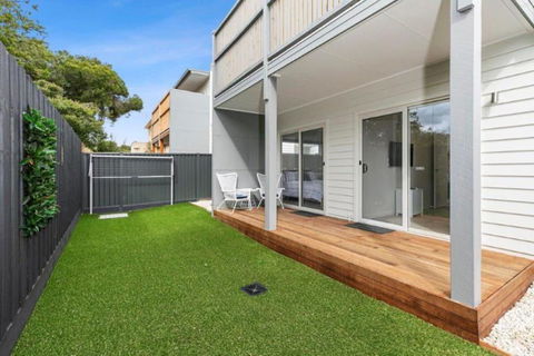 CASA EMEC- PETS WELCOME Luxury, Aircon, Walk To The Shops And Beach! Outdoor Shower And Garage Parking - Accommodation NT 1