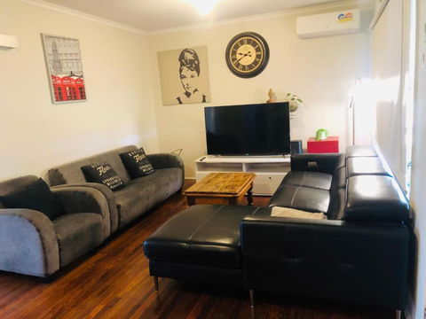 D122 Lovely London Home - Accommodation NT 2