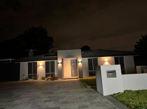 Deluxe Modern Family Home With Pool - NT Tourism 1