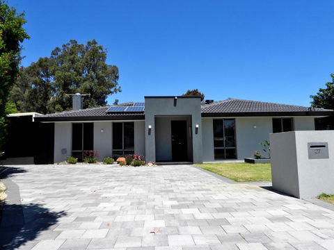 Deluxe Modern Family Home With Pool - NT Tourism 0
