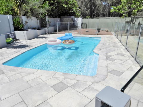 Deluxe Modern Family Home With Pool - NT Tourism 4