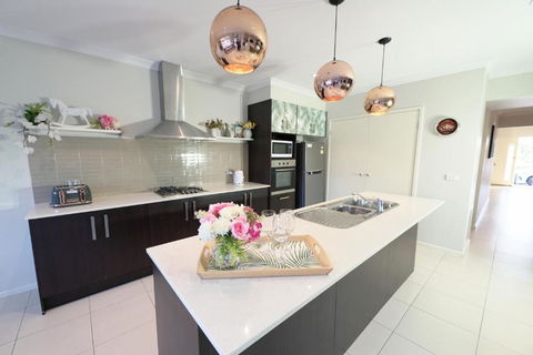 Designer Decor Home With 8Beds At Williams Landing - NT Tourism 3