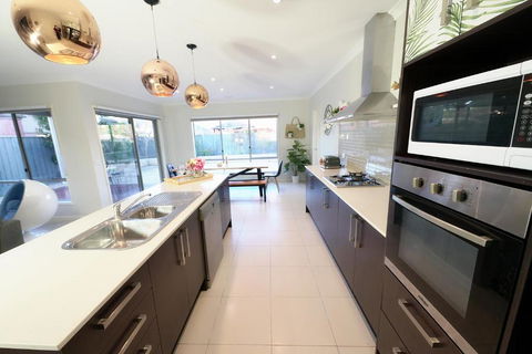 Designer Decor Home With 8Beds At Williams Landing - NT Tourism 4