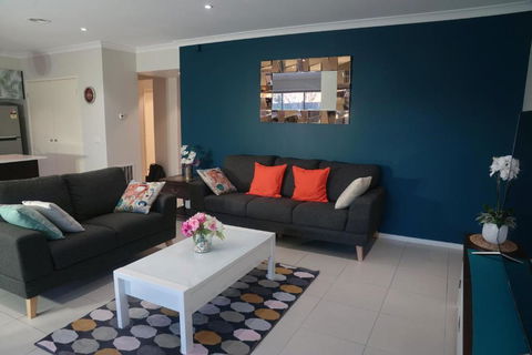 Designer Decor Home With 8Beds At Williams Landing - NT Tourism 0