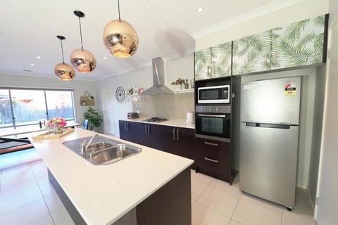 Designer Decor Home With 8Beds At Williams Landing - NT Tourism 2