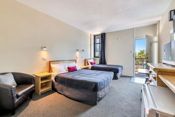 Darwin Poinciana Inn with Accommodation NT