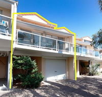 3 'Frangipani' 30 Leonard Avenue - great townhouse with air con