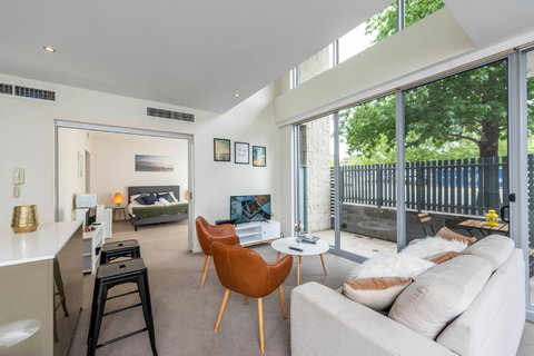 3 BDR Stylish City Retreat // Close To All And Everything In Canberra - Accommodation NT 2