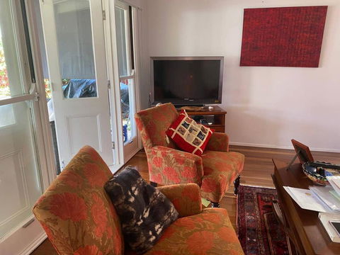 3 Bedroom Character Home Near CBD - NT Tourism 0