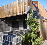 3-Bed House With Rooftop and Parking Near Yarra Park - Accommodation NT