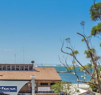 303 'The Shoal' 4-8 Bullecourt Street - Air Conditioning WIFI Netflix Views Linen  Lift