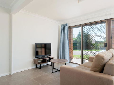 31 Kerrigan St - Large Home With Water Views & Boat Parking - NT Tourism 3