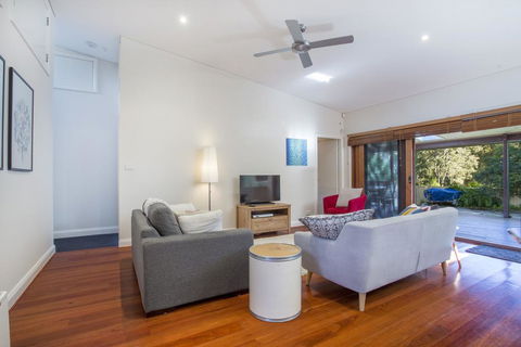 33 Bangalow - Narrawallee's Beautiful Bungalow - Accommodation NT 0