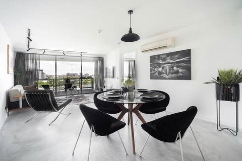 3br Stylish Apt CBD River & City Views Spa,Sauna,Pool,Netflix - Accommodation NT 2