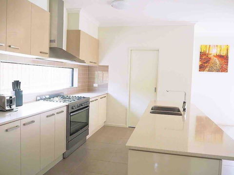 4 Bed 2 And A Half Bath Luxury Villa In Point Cook - Accommodation NT 2