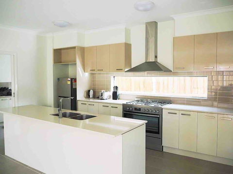 4 Bed 2 And A Half Bath Luxury Villa In Point Cook - Accommodation NT 3