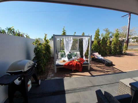 4 BEDROOM GARDENS ESCAPE - CHAMPAGNE STAYS Darwin - NT Tourism 2