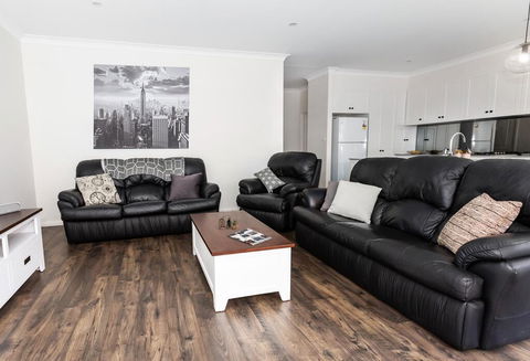 4 Bedroom Inner City Townhouse - SLEEPS 9 !! - NT Tourism 0