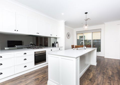 4 Bedroom Inner City Townhouse - SLEEPS 9 !! - NT Tourism 1