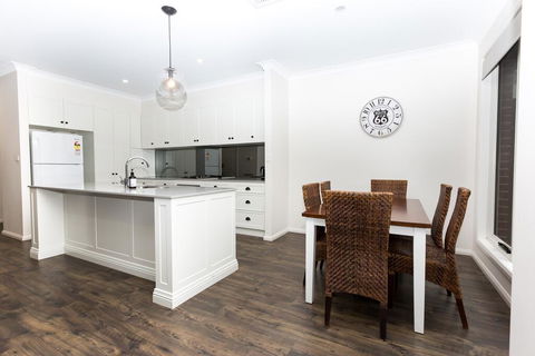 4 Bedroom Inner City Townhouse - SLEEPS 9 !! - NT Tourism 3