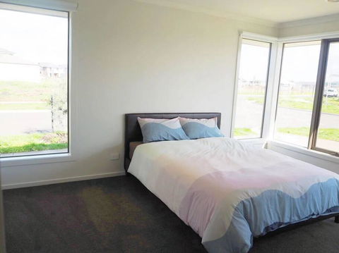 5Bed 2Bath Family House In Werribee - Accommodation NT 2