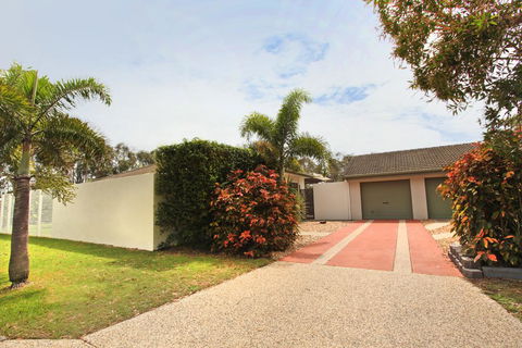 6 Petrie Ave, Marcoola, Pet Friendly, Linen Supplied - Accommodation NT 0