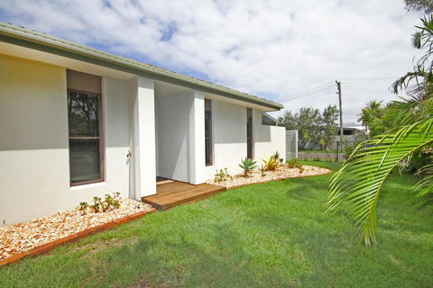 6 Petrie Ave, Marcoola, Pet Friendly, Linen Supplied - Accommodation NT 1