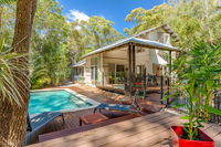 7 Naiad Court - Rainbow Shores Perfect Beach House Swimming Pool and Walk To Beach Aircon Wi-Fi