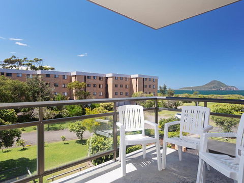 9 'Commodore', 6 Intrepid Close - SO CLOSE TO THE WATERS EDGE - NT Tourism 0