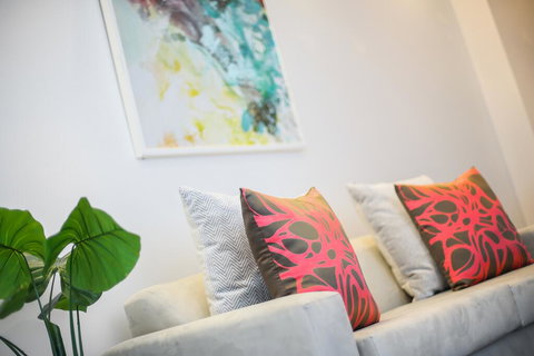 A Comfy & Central 2BR Apt Near Flinders Station - Accommodation NT 3