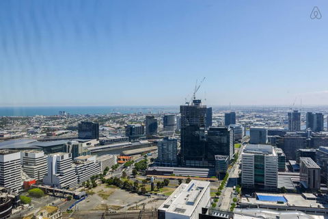A Cozy CBD Suite With Spectacular City Views - Accommodation NT 2