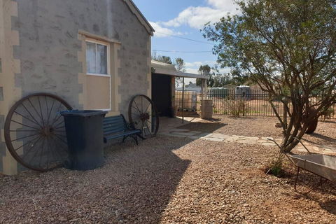 A Real Bush Retreat. Kangas, Emus & Starry Skies. - Accommodation NT 3