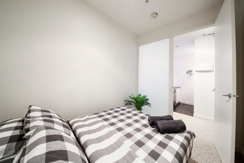 A Spacious & Central 2BR Apt Near Flinders Station - Accommodation NT 3