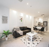 A Spacious  Central 2BR Apt Near Flinders Station - Accommodation NT