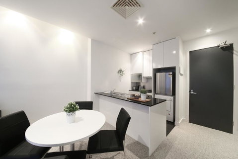 A Spacious & Central 2BR Apt Near Flinders Station - Accommodation NT 2