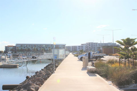 Absolute Waterfront Apt 319 Lighthouse - Accommodation NT 1
