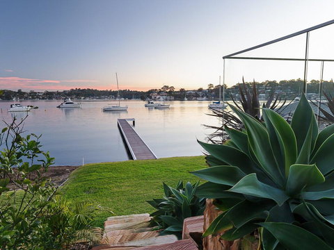 Absolute Waterfront Lakehouse Fishing Point Waterfront Pool Jetty - Accommodation NT 2