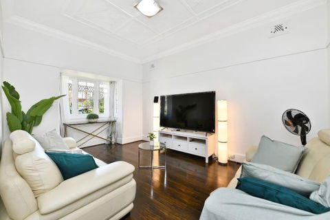 Elegant Family Retreat Near Beaches & Sydney CBD - Accommodation NT 0
