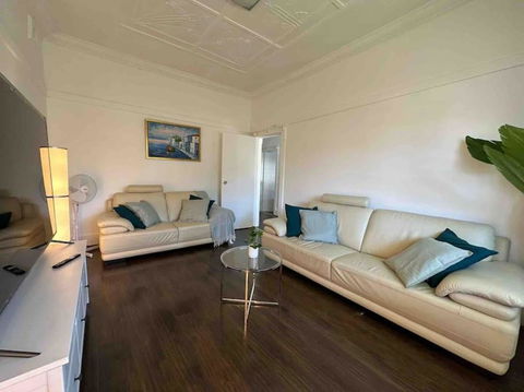 Elegant Family Retreat Near Beaches & Sydney CBD - Accommodation NT 4